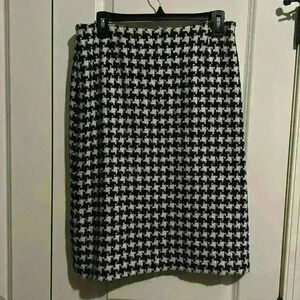 Liz Clairborne Houndstooth Lined Pencil Skirt size 12 petite, classic style!